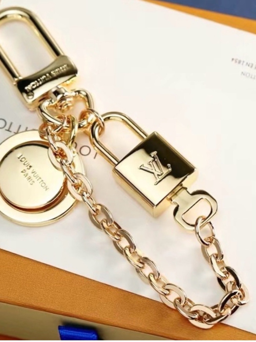 Louis Vuitton Heart Shaped Key Chain / Bag Charm (MO1425), Light Pink, Gold Tone - Picture 6 of 6